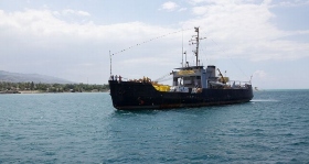 Το πλοίο, μια χορηγία της Σαηεντολογίας, φθάνει στην Αϊτή, με περισσότερους από 100 τόνους φορτίου για την προσπάθεια ανακούφισης.