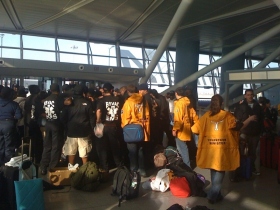 Εθελοντές Λειτουργοί της Σαηεντολογίας και τα μέλη άλλων οργανώσεων βοήθειας στο αεροδρόμιο JFK, περιμένοντας να επιβιβαστούν για την Αϊτή.