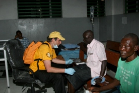 Ο Ντέιβιντ που εργάζονται στο Γενικό Νοσοκομείο στο Πορτ Ο' Πρινς, Αϊτή