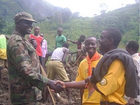 Οι Πρόσκοποι στην Κένυα που εκπαιδεύτηκαν ως Εθελοντές Λειτουργοί, βοήθησαν στις επιχειρήσεις έρευνας και διάσωσης μετά τις κατολισθήσεις στην περιοχή της Μπουντούντα, στην Ουγκάντα.
