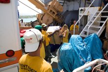 Εθελοντές Λειτουργοί κανονίζουν την παράδοση των προμηθειών και άλλων υλικών ενίσχυσης, συμπεριλαμβανομένου του «Ναυαγοσωστικό για την Αϊτή», που μετέφερε πάνω από 100 τόνους προμηθειών από τις ΗΠΑ προς την Αϊτή.