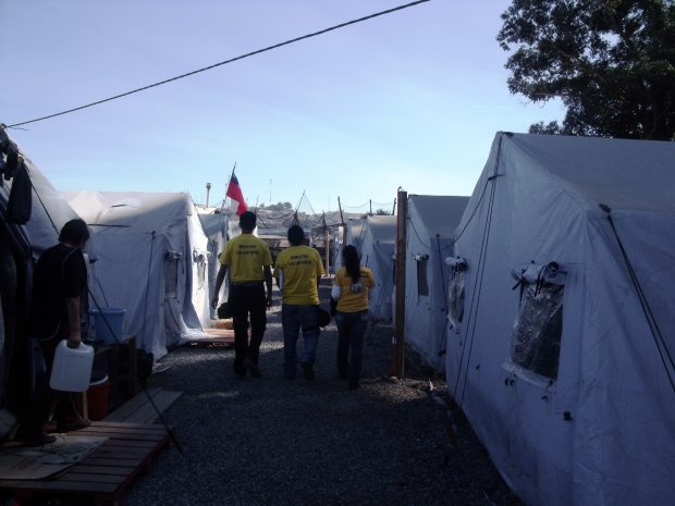 Προσφυγικός καταυλισμός στο λιμάνι της πόλης Ταλκαχουάνο, επαρχία της Κονσεψιόν, Απρίλιος 2010.