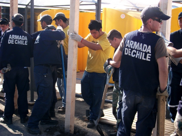 Παροχή βοήθειας στο Armada de Chile (Ναυτικό της Χιλής) για την κατασκευή των μόνιμων καταφυγίων, Μάιος 2010.